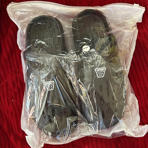 Sporto Black Slip-On Clogs - Picture 10 of 10